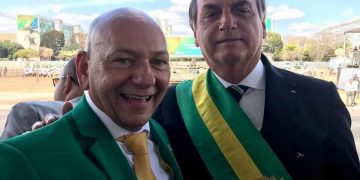 Bolsonaro recebe dono da Havan, Luciano Hang, com abraço